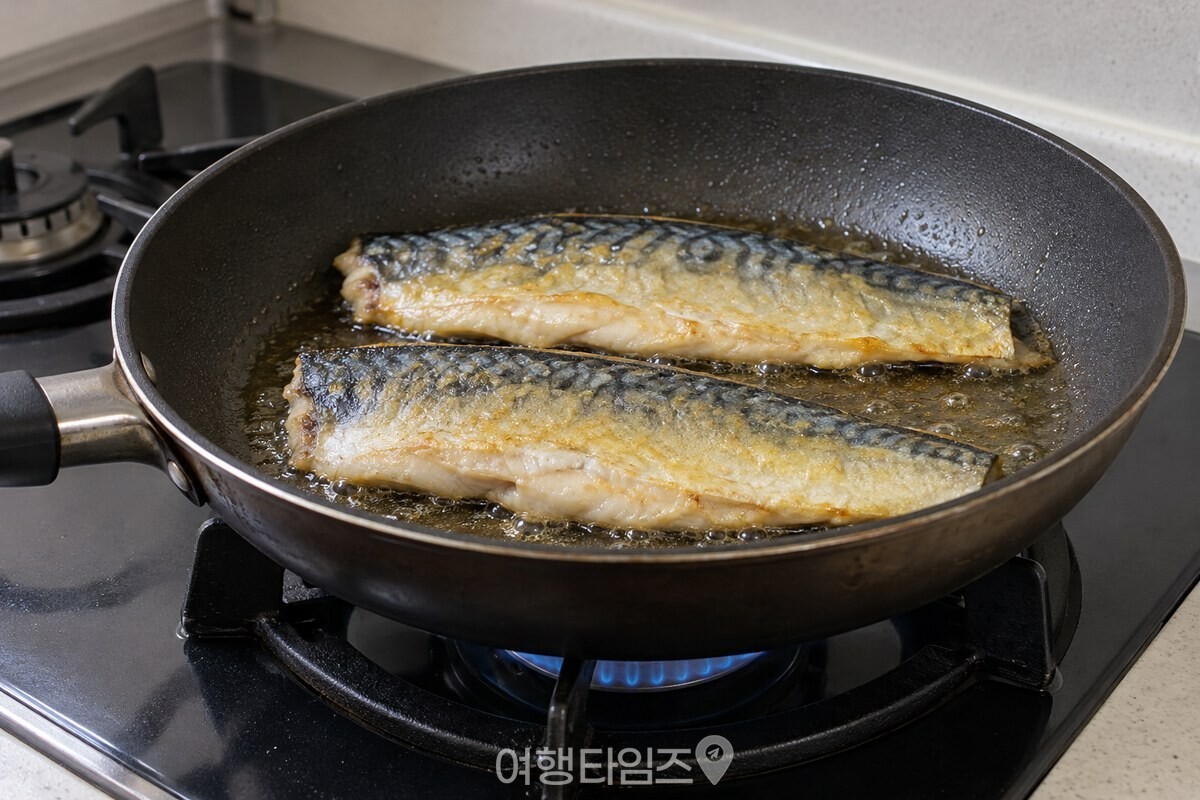 껍질 쪽부터 중약불로 굽는 고등어 / 기사 이해를 돕기 위한 생성형 이미지