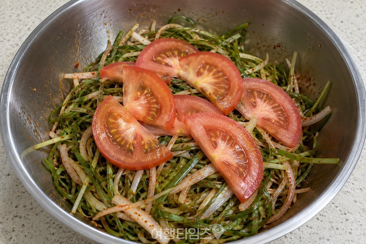 얇은 토마토 조각이 올려진 양념 파채 / 기사 이해를 돕기 위한 생성형 이미지