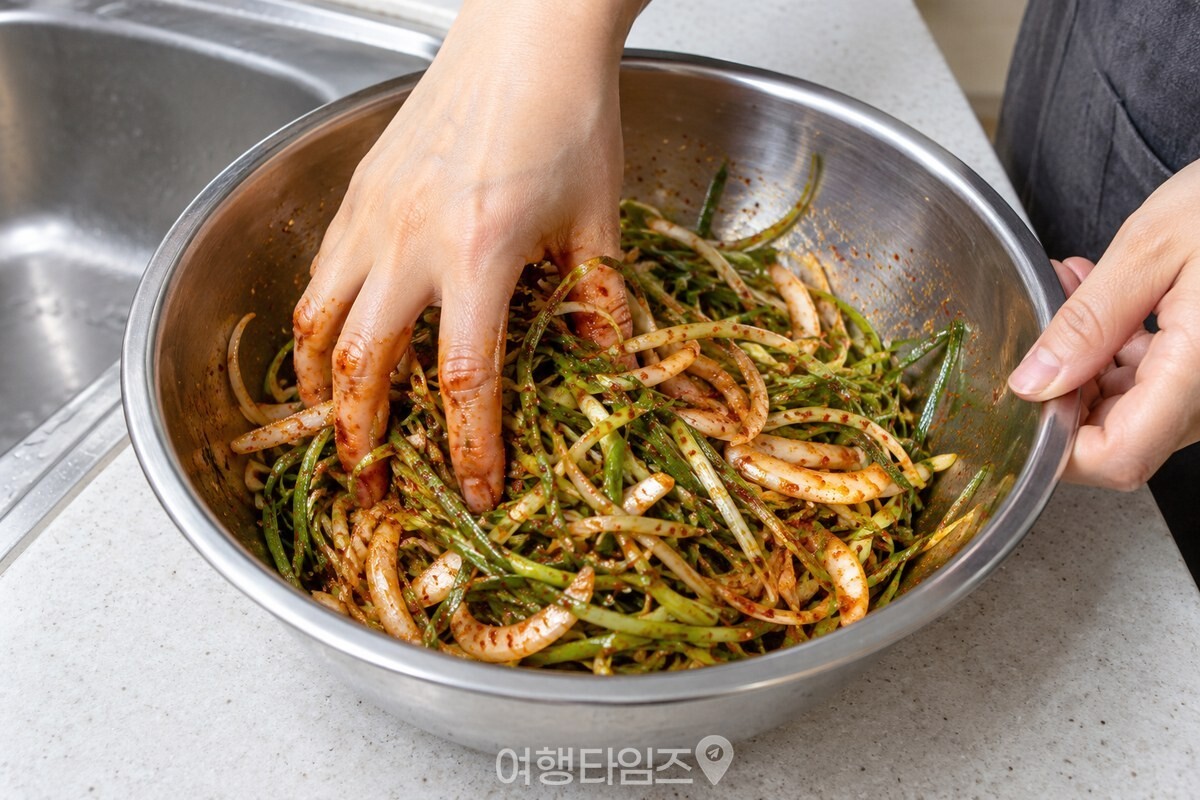 손가락을 벌려 양념 파채를 가볍게 섞는 모습 / 기사 이해를 돕기 위한 생성형 이미지