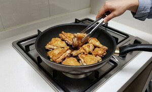 "전자레인지보다 훨씬 맛있습니다" 남은 치킨 눅눅하지 않게 후라이팬으로 살리는 방법