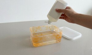 "힘들게 수세미로 문지르지 마세요" 기름 묻은 밀폐용기에 '이것' 넣고 흔들면 뽀득해집니다