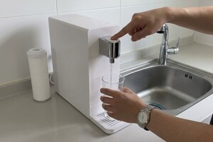 "무조건 깨끗한 게 아닙니다" 정수기 사용하는 집에선 '이럴 때' 첫 잔은 버려야 합니다