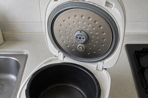 "밥솥 뚜껑 안쪽 '이것' 떼어내 담가보세요"…밥에서 나던 쉰내가 사라집니다