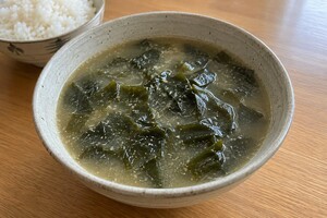 "미역국 끓일 때 '이 가루' 한 스푼 먼저 볶아보세요"…국물이 훨씬 구수해집니다