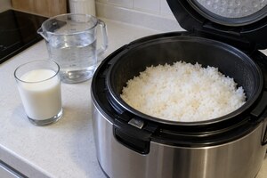 "밥 지을 때 물에 '이것' 4분의 1만 섞어보세요"…밥알이 부드럽고 고소해집니다