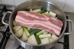 "수육 삶을 때 물 붓지 마세요"…냄비 바닥에 '이것' 깔면 잡내 없이 입에서 살살 녹습니다