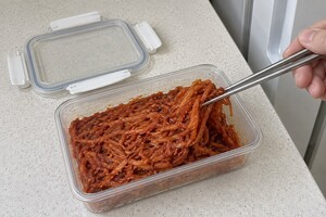 "진미채볶음에 '이것' 한 스푼 먼저 버무려보세요"…하루 지나도 딱딱해지지 않습니다