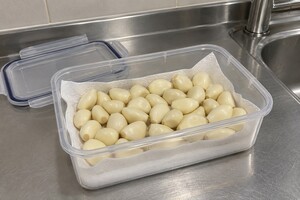 "깐마늘, 봉지째 냉장고에 넣지 마세요"…바닥에 '이 가루' 2cm면 한 달 갑니다