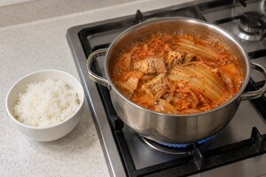 "김치찌개 끓일 때 마지막에 '이것' 한 숟가락 넣어보세요"…이 조합을 왜 이제야 알았을까요