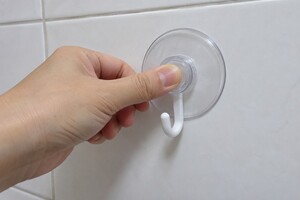 "자꾸 떨어지는 흡착 고리, '이것' 한 방울 발라보세요"…30초면 착 달라 붙어서 잘 안 떨어집니다